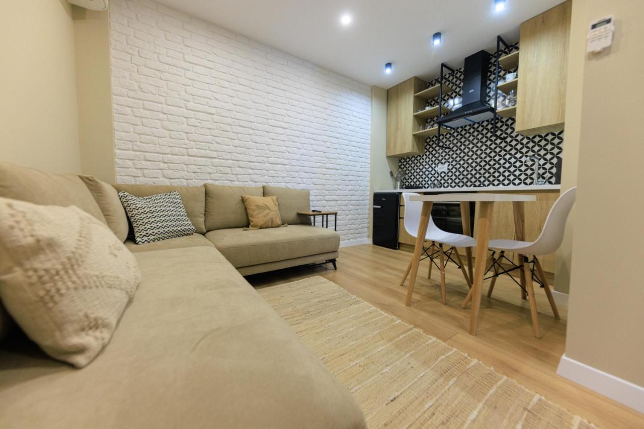 One-Bedroom Rooftop Skyline Central Hidden Gem In تيرانا المظهر الخارجي الصورة